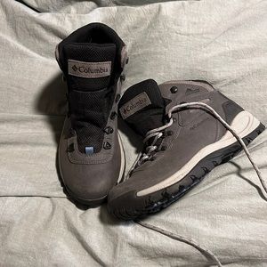 Colombia Hiking Boots - GREAT CONDITION missing one shoelace!